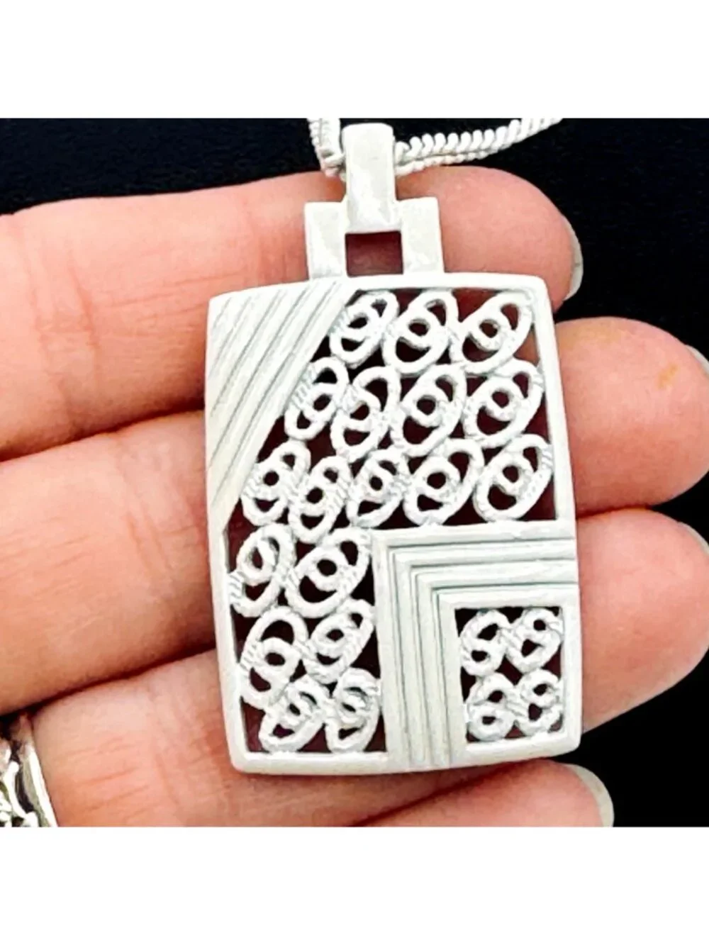 Vintage White Enamel Pendant and Chain Filigree Open Work 1970s Look 28" - Picture 4 of 8
